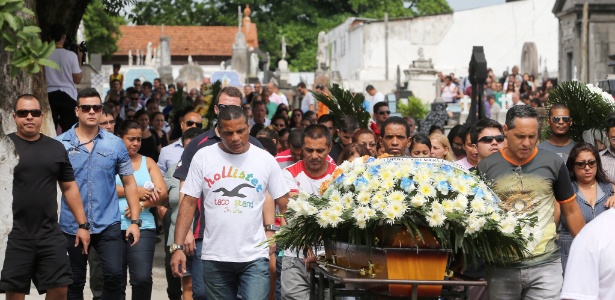 Familiares e amigos participam do enterro de Nogueira, no Cemitério de Irajá (RJ)  - Guilherme Pinto/Agência O Globo