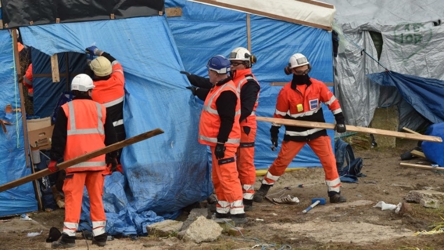 29.fev.2016 - Agentes desmontam um acampamento de refugiados em Calais, norte da França - Philippe Huguen/AFP