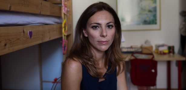 A jornalista Vittoria Iacovella, que tem duas filhas, em sua casa em Roma (Itália) - Nadia Shira Cohen/The New York Times