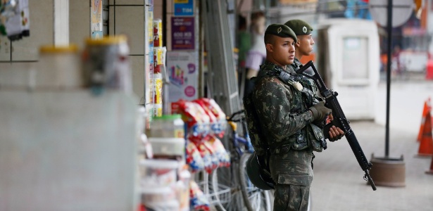 1º.out.2016 - Na véspera do primeiro turno, militares do Exército Brasileiro chegaram a regiões do Rio controladas por milícias. Na foto, militares tomam posição no bairro de Cabuçu, em Nova Iguaçu - Pablo Jacob / Agência O Globo