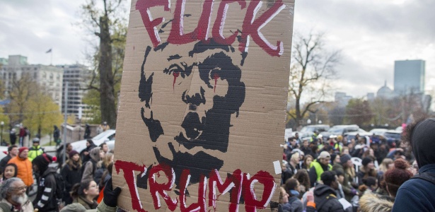 5.dez.2016 - Estudantes de Boston protestam contra Trump na assembleia estadual - Scott Eisen/Getty Images/AFP