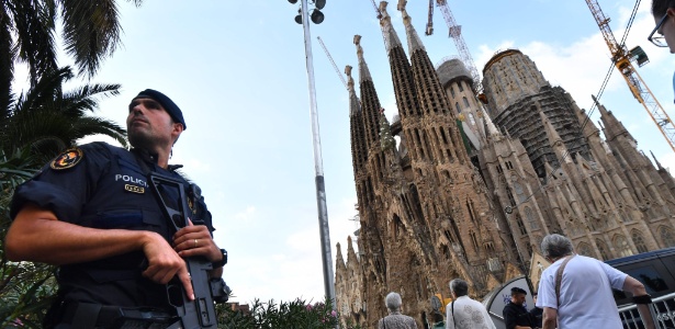 20.ago.2017 - Policial faz a segurança da Sagrada Família após os atentados realizados na Catalunha - PASCAL GUYOT /AFP