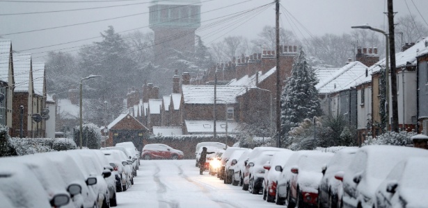 10.dez.2017 - Carros encobertos pela neve em Loughborough, no Reino Unido - Darren Staples/Reuters