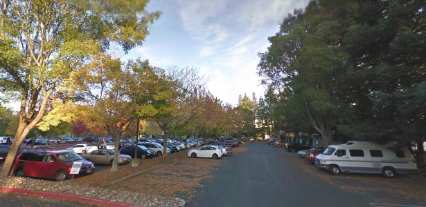 Imagem geral de um dos estacionamentos do Googleplex, como é chamada a sede do Google. À direita, uma van que pode ser usada para moradia - Reprodução/Google Maps