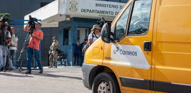 10.abr.2018 - Veículo dos Correios chega à sede da PF em Curitiba - Cassiano Rosário/Futura Press/Estadão Conteúdo