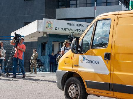 10.abr.2018 - Veículo dos Correios chega à sede da PF em Curitiba - Cassiano Rosário/Futura Press/Estadão Conteúdo