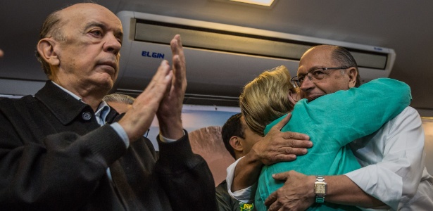 Geraldo Alckmin recebe abraço de sua candidata a vice, Ana Amélia