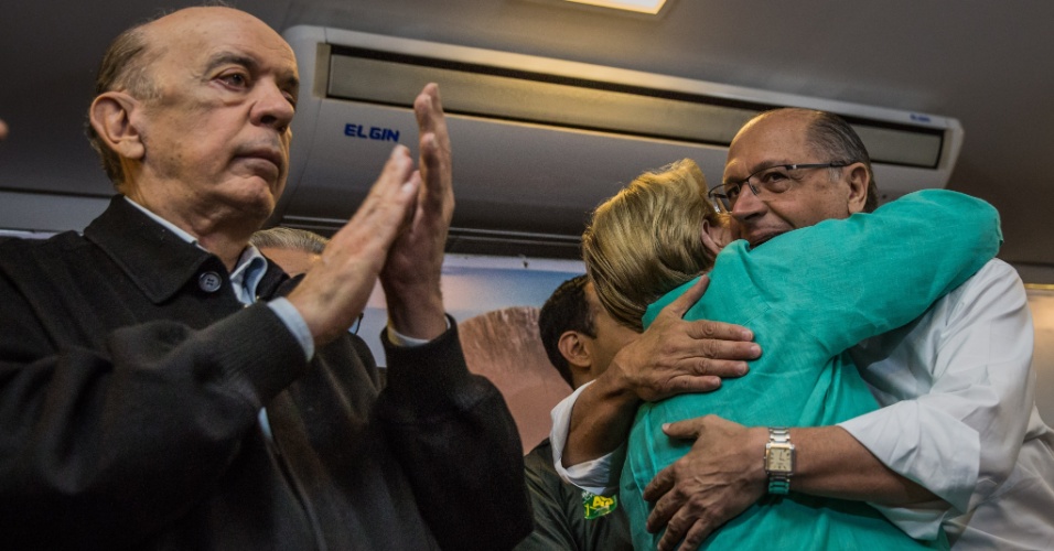 Derrotado na eleição presidencial, Geraldo Alckmin (PSDB) recebe abraço de sua candidata a vice, Ana Amélia (PP)