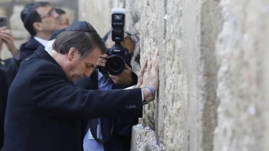 Bolsonaro no Muro das Lamentações, nesta segunda-feira; visita ao local ao lado de Netanyahu é vista por alguns como apoio tácito à soberania de Israel sobre Jerusalém Oriental - Reuters/BBC