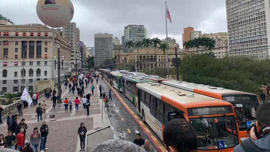 Ônibus param perto da prefeitura de São Paulo em protesto contra redução na frota - Divulgação/Assessoria Sindicato dos Motoristas
