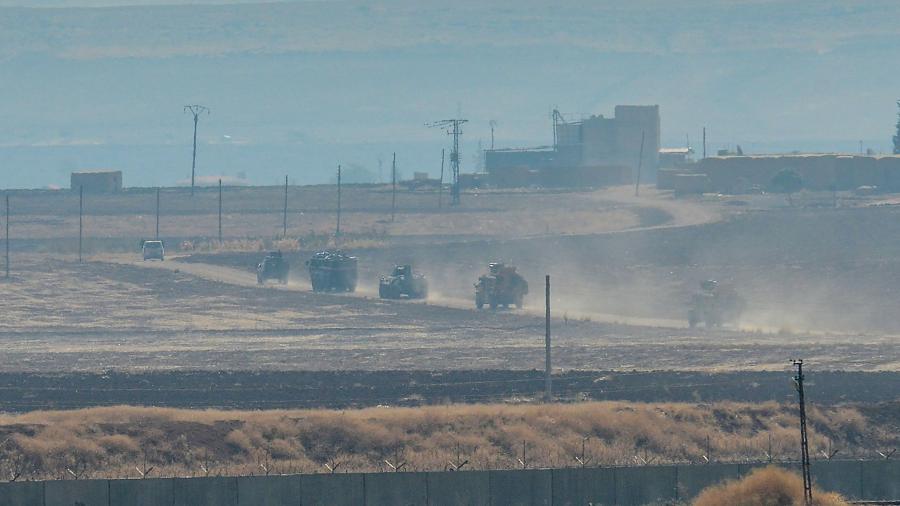 Militares turcos e russos patrulham conjuntamente perto da fronteira da Turquia com a Síria - Ilyas Akengin/AFP