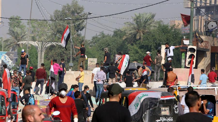 Manifestantes protestam em Bagdá, no Iraque, contra o goeverno - Sabah Arar/AFP