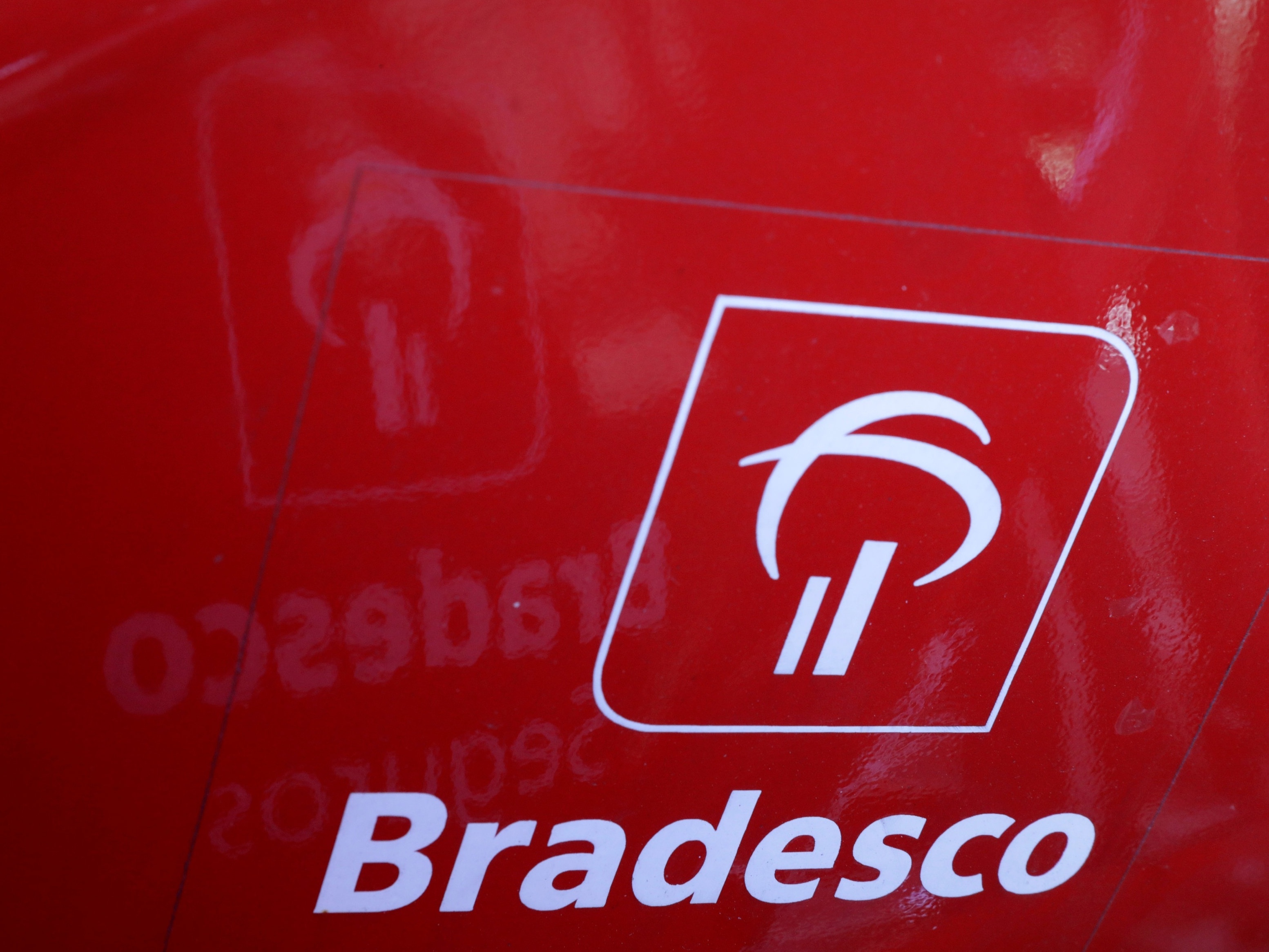 Ações do Bradesco (BBDC4) caindo: o que fazer?