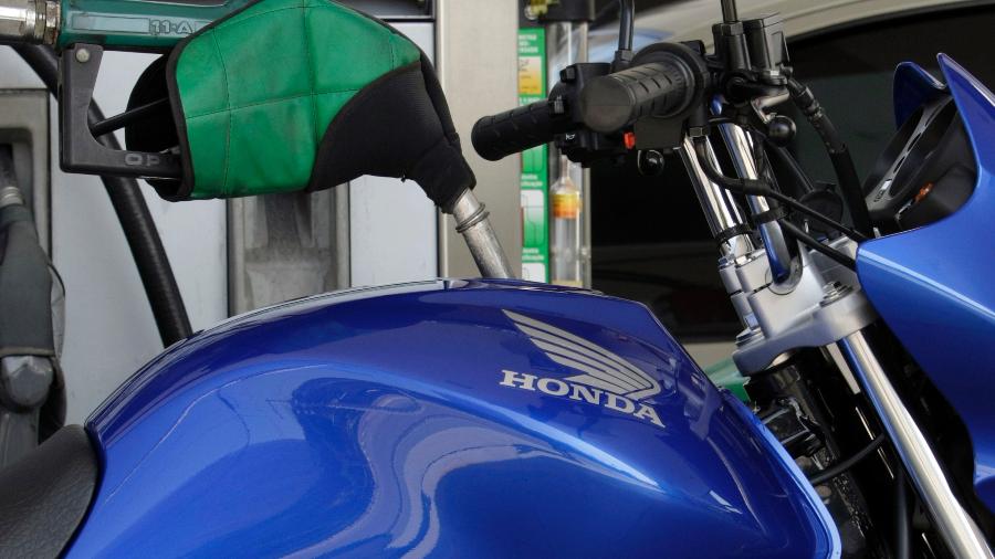 Motocicleta abastecida a etanol em posto de combustíveis em São Paulo (SP) - Paulo Whitaker