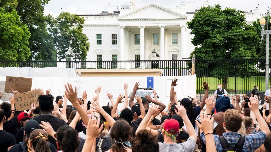 29.mai.2020 - Grupo se reúne em frente à Casa Branca, em Washington, para protestar após a morte de George Floyd - Jim Lo Scalzo/Efe