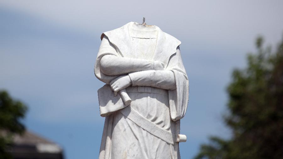 Estátua decapitada de Cristóvão Colombo em Boston - AFP