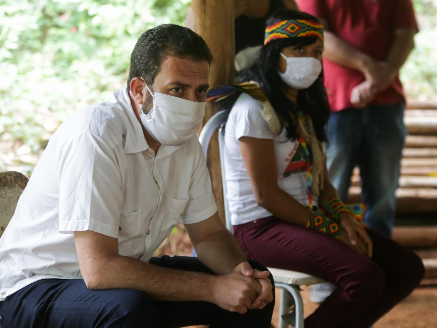 04 out. 2020 - Guilherme Boulos (Psol) visita a aldeia YVY Porã, no Jaraguá, zona noroeste de São Paulo - ALICE VERGUEIRO/ESTADÃO CONTEÚDO