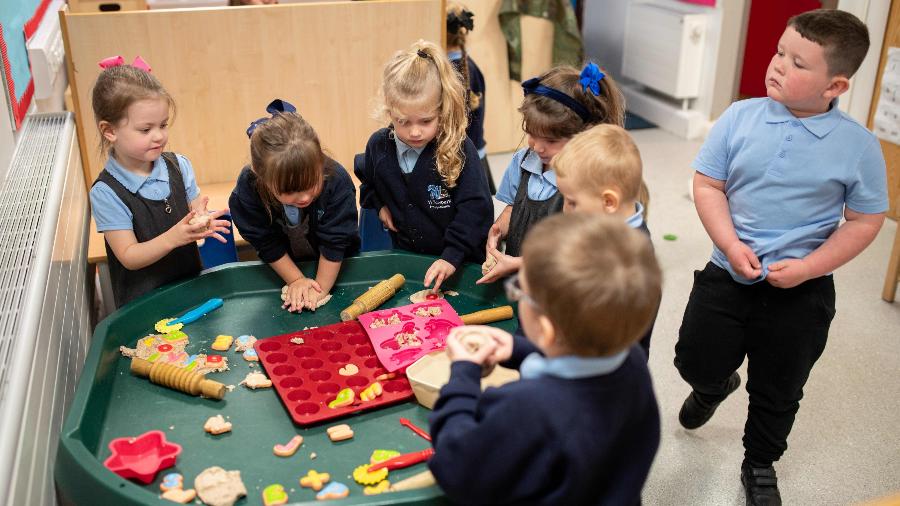 Crianças na escola em Oldham, Inglaterra. Falta de convívio escolar começa a mostrar efeitos colaterais  - OLI SCARFF-7.set.2020 / AFP