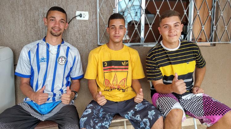 Da esq. para a dir., Kelvin Amâncio, Eryk Pimentel e Alexssandro Nascimento, libertados há 20 dias, após dois meses presos acusados de roubo - Marcelo Oliveira/UOL - Marcelo Oliveira/UOL