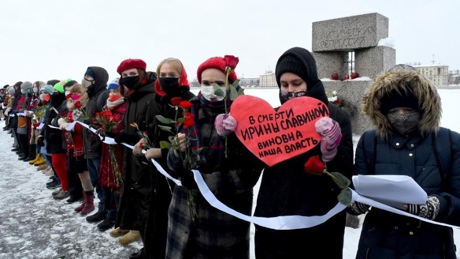 Mulheres russas formam uma corrente humana em apoio a presos políticos na Rússia, como Alexei Navalny, líder da oposição - Olga Maltseva/AFP