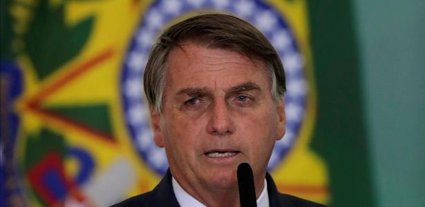 Gestão na pandemia | Bolsonaro ameniza discurso e diz a apoiadores que pode tomar vacina