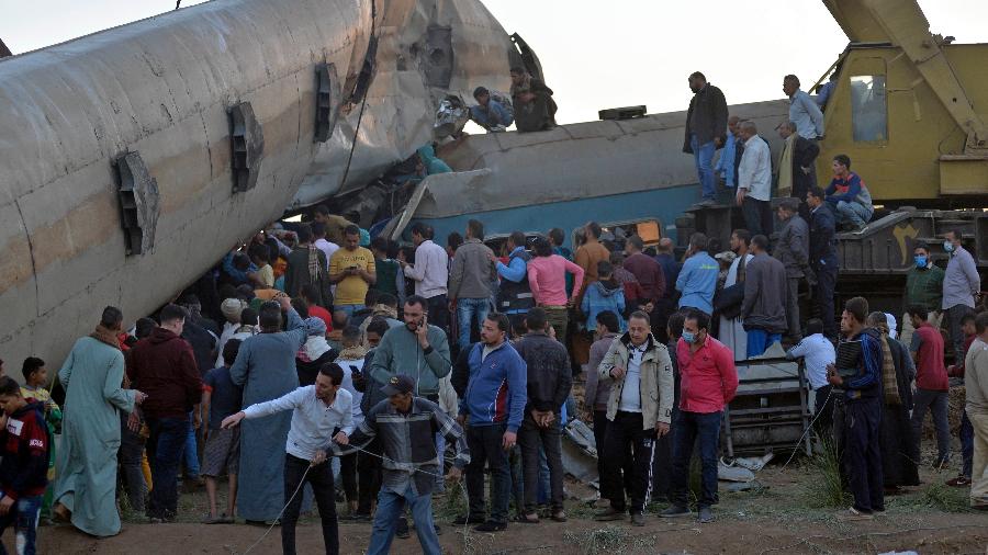 26.mar.21 - Colisão entre dois trens de passageiros deixa ao menos 32 mortos no Egito - AFP