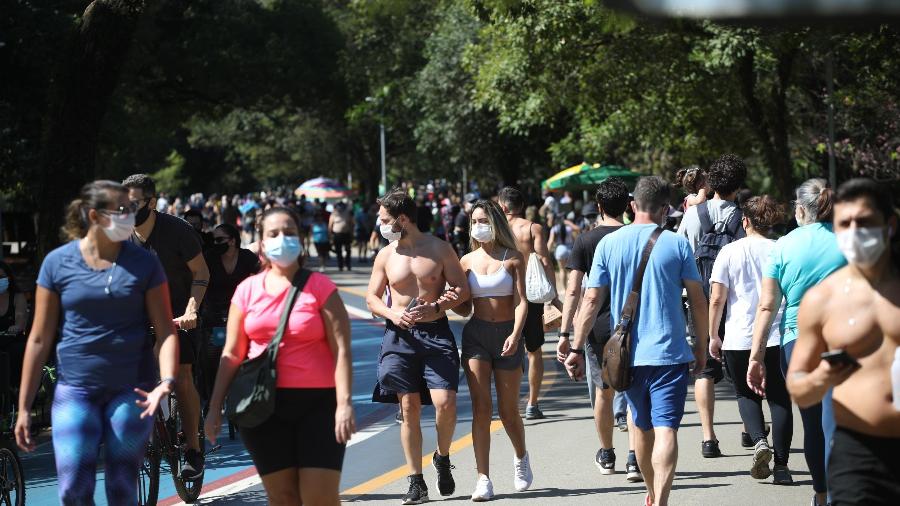Algumas cidades brasileiras têm dispensado o uso de máscaras ao ar livre - Renato S. Cerqueira/Estadão Conteúdo