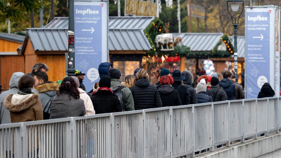 15.nov.2021 - Pessoas esperam na fila para receber a vacina contra covid-19 em Viena, na Áustria - Joe Klamar/AFP