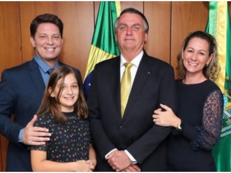 Laura Bolsonaro: Presidente diz participar pouco da educação da filha