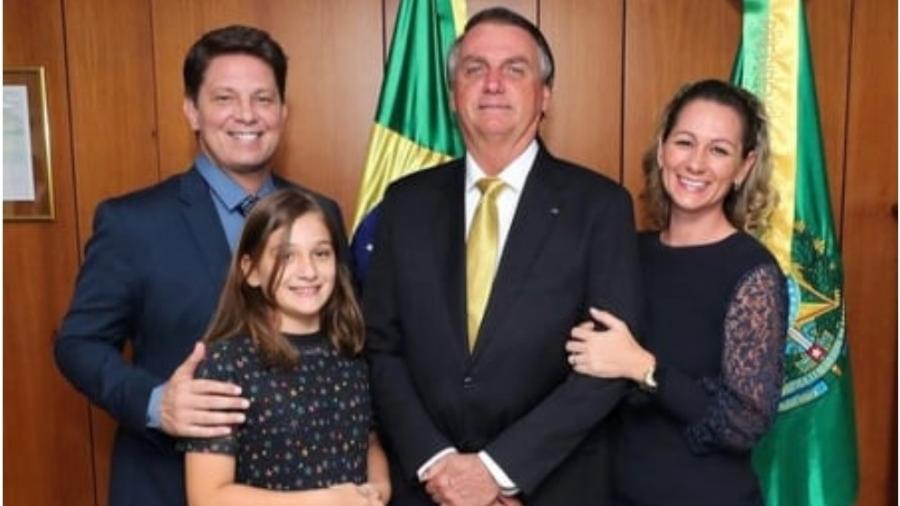 Mario Frias ao lado da esposa, Juliana Camatti, e da filha Laura, em encontro com o presidente Jair Bolsonaro - Reprodução: Instagram