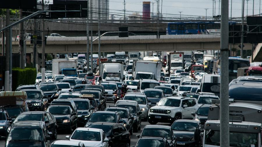 Sob alerta de chuva, 7 milhões de carros sairão para o Natal em SP