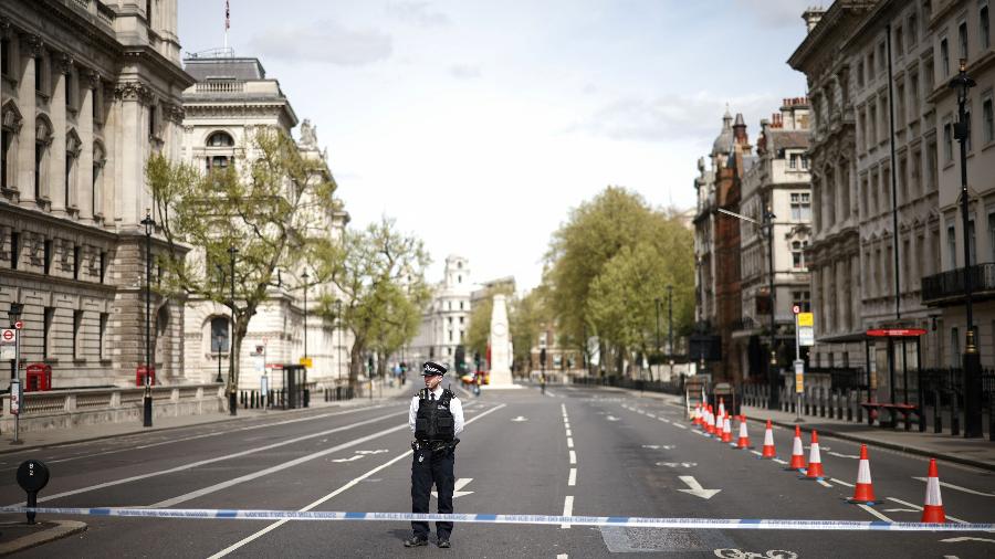 18.abr.22 - Um policial atrás de um cordão de isolamento em Whitehall, Westminster, depois que a estrada foi fechada por um incidente envolvendo a prisão de um homem perto de Downing Street, em Londres - HENRY NICHOLLS/REUTERS