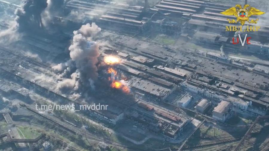 5.mai.2022 - Uma vista aérea de um possível bombardeio do complexo Azovstal, em Mariupol, Ucrânia, nesta imagem estática de um vídeo de divulgação adquirido pela agência Reuters - Ministério da Administração Interna da República Popular de Donetsk/Reuters