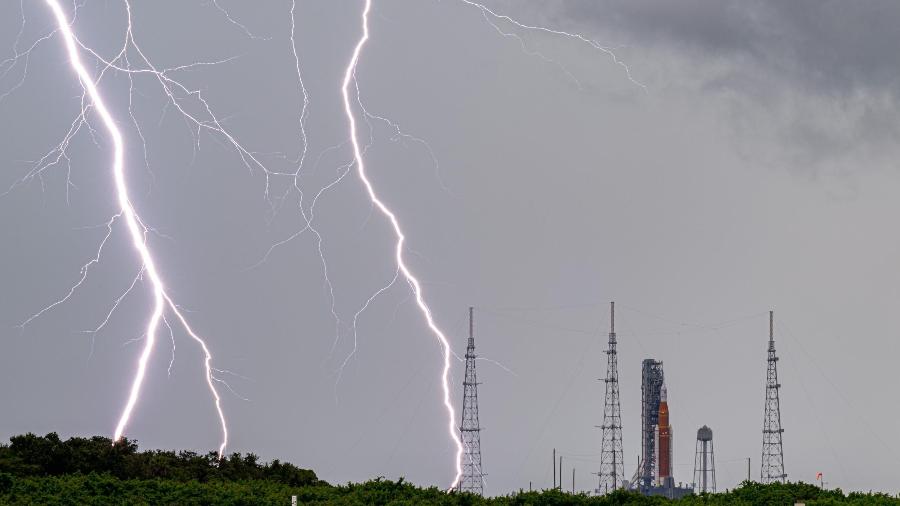 Raios atingem plataforma com foguete da missão Artemis, em agosto - John Kraus