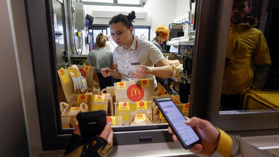 Funcionária do McDonald"s checa pedidos em retorno de funcionamento da rede de fast-food - VALENTYN OGIRENKO/REUTERS