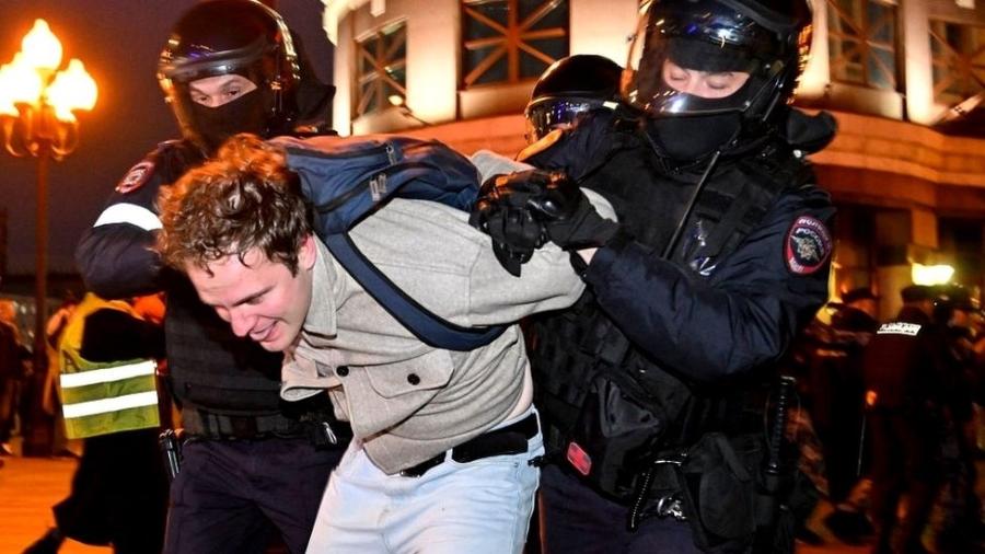 Alguns dos manifestantes antiguerra que tomaram as ruas na quarta-feira (21/9) receberam documentos militares - Getty Images