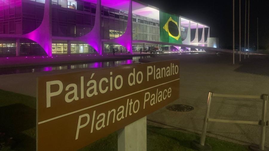 O assessor-chefe da assessoria especial do presidente postou fotos da bandeira no Planalto - Reprodução/Twitter
