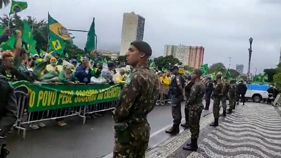 Manifestação pró-golpe em frente ao Comando Militar do Leste, na Praça Duque de Caxias, no Rio - Reprodução/Twitter/@pmerj