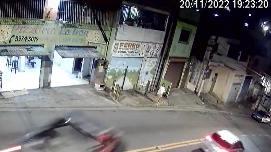 Adolescente foi atingida por caminhonete desgovernada após sair da casa da avó - Reprodução de vídeo