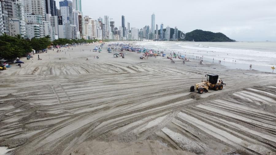 Força-tarefa trabalha na limpeza das áreas que foram atingidas pelos alagamentos em Balneário Camboriú (SC) - Divulgação