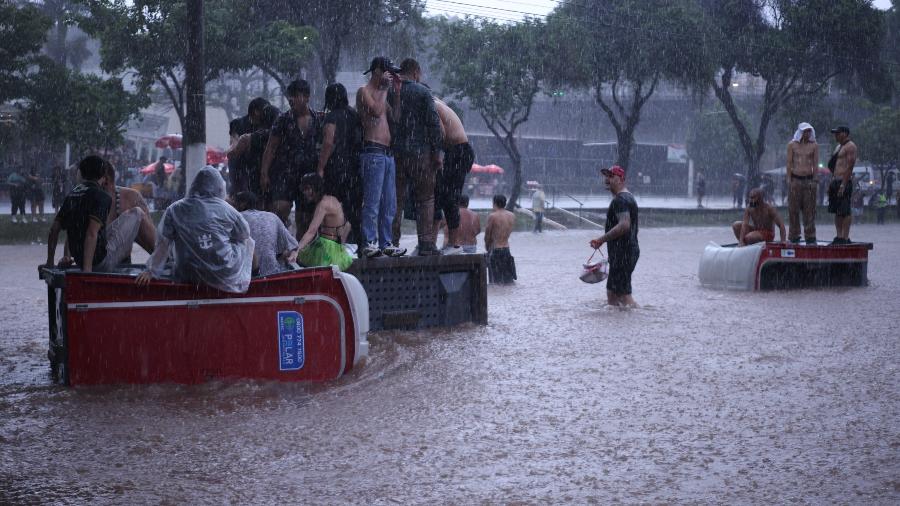Enchente na região norte da cidade de São Paulo após chuva torrencial