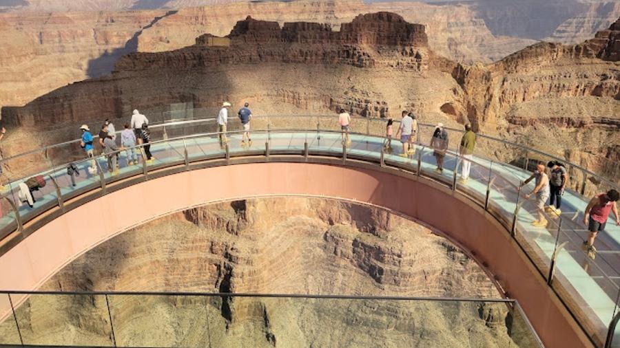 O Skywalk se projeta por 21 metros além da borda do desfiladeiro - Reprodução/Redes Sociais/R. Vega