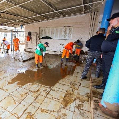 Escola de Educação Básica Padre Fernando, em Roca Sales, é limpa com auxílio de detentos