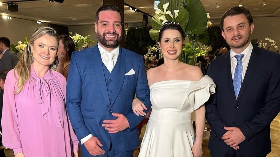 Júlia Zanatta (à esq.) no casamento de Caroline de Toni, em Santa Catarina, em setembro deste ano