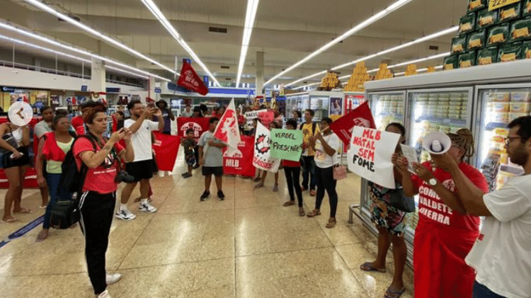 Manifestantes protestam contra a fome em supermercado de Alagoas