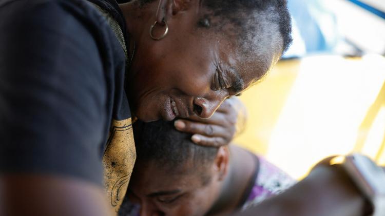 Mulher chora durante evacuação total em Eldorado do Sul