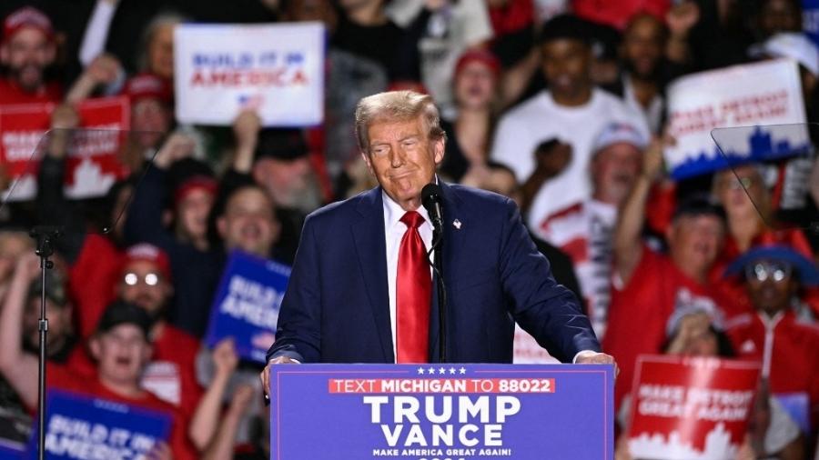 18.out.2024 - Donald Trump em evento de campanha em Detroit, Michigan - JIM WATSON/AFP