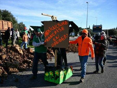 18.nov.2024 - Agricultores franceses bloqueiam estradas durante protestos nacionais contra o acordo entre a União Europeia e o Mercosul - Christophe SIMON / AFP