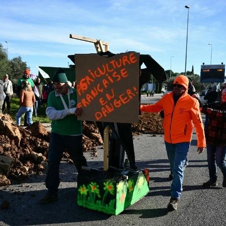  Agricultores franceses bloqueiam estradas durante protestos nacionais contra o acordo entre a União Europeia e o Mercosul - Christophe SIMON / AFP