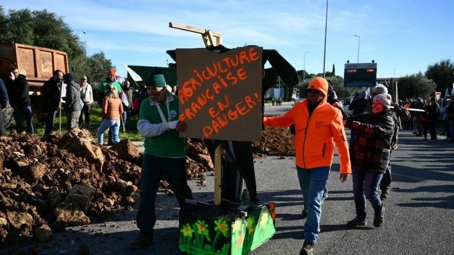 18.nov.2024 - Agricultores franceses bloqueiam estradas durante protestos nacionais contra o acordo entre a União Europeia e o Mercosul